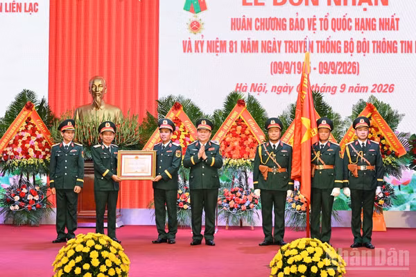 Thừa ủy quyền của Chủ tịch nước, Đại tướng Nguyễn Trọng Nghĩa trao Huân chương Bảo vệ Tổ quốc hạng Nhất tặng Binh chủng Thông tin liên lạc.