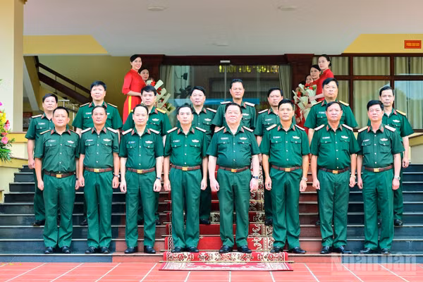 Đại tướng Nguyễn Trọng Nghĩa và các đại biểu tại buổi làm việc.