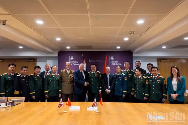 Thượng tướng Nguyễn Trường Thắng, Ngài Vernon Coaker, Quốc vụ khanh Bộ Quốc phòng Liên hiệp Vương quốc Anh và Bắc Ireland cùng các đại biểu tại cuộc đối thoại.