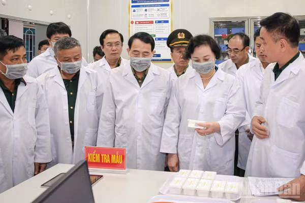 Phó Thủ tướng Phạm Thị Thanh Trà và đoàn công tác kiểm tra kho lưu trữ, bảo quản mẫu hài cốt liệt sĩ tại nhà kho K4, Kho 708.