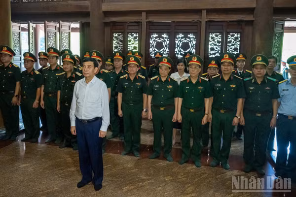 Các đại biểu tưởng nhớ Chủ tịch Hồ Chí Minh.