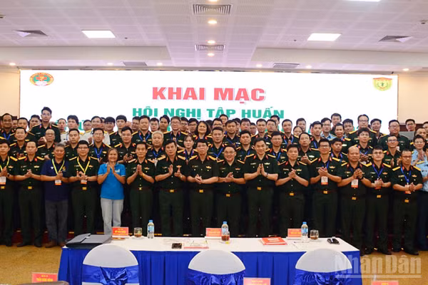 Các đại biểu tại khai mạc lớp tập huấn.