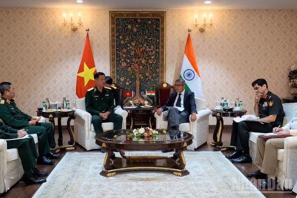 Thượng tướng Nguyễn Trường Thắng và Thư ký Quốc phòng Ấn Độ Rajesh Kumar Singh tại buổi hội kiến.