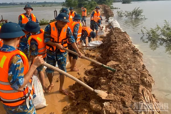 Chiến sĩ Không quân tại khu vực đê. (Ảnh: QUANG PHONG)