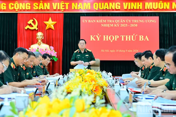 Đại tướng Nguyễn Trọng Nghĩa phát biểu tại kỳ họp. (Ảnh: QUANG PHONG)