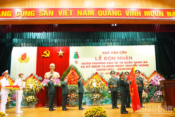 Thừa ủy quyền Chủ tịch nước, Thượng tướng Lê Quang Minh trao Huân chương Bảo vệ Tổ quốc hạng Ba tặng Cục Hậu cần. (Ảnh: QUỲNH HƯƠNG)
