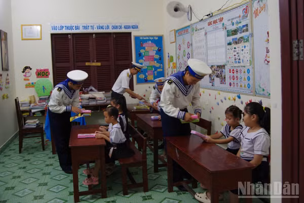 Cán bộ, chiến sĩ Đảo Trường Sa tặng bút vở cho học sinh.