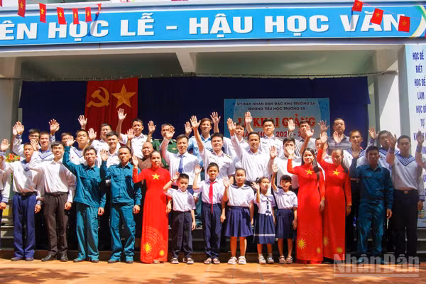 Cán bộ, chiến sĩ, giáo viên, học sinh, nhân dân và các lực lượng trên đảo Trường Sa chào mừng năm học mới.