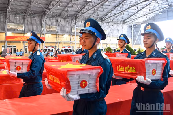 Nghi thức chuyển mẫu hài cốt liệt sĩ của các tỉnh, thành phố từ máy bay xuống sân bay Gia Lâm, Hà Nội để bàn giao phục vụ giám định ADN, ngày 11/9/2026. (Ảnh: THẾ ĐẠI)