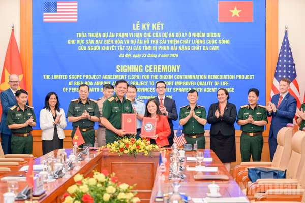 Thượng tướng Nguyễn Trường Thắng và Đại sứ Hoa Kỳ Jennifer Wicks ký kết các thỏa thuận. (Ảnh: THẾ ĐẠI)