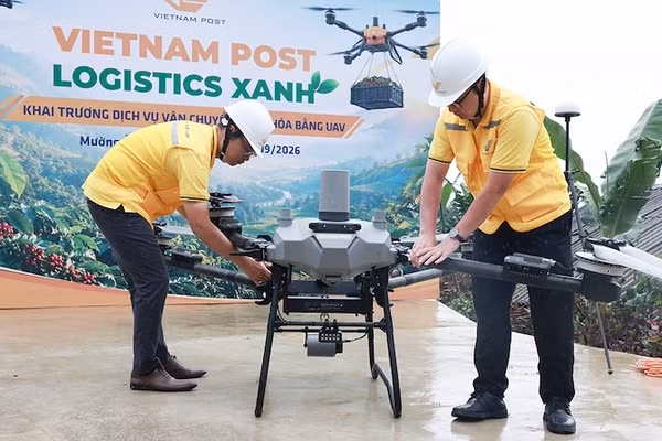 Nhân viên điều khiển UAV kiểm tra thiết bị để chuẩn bị vận hành. (Ảnh: Vietnam Post)