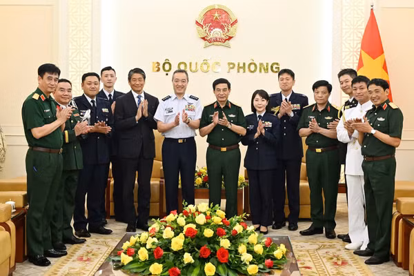 Đại tướng Phan Văn Giang và Đại tướng Uchikura Hiroaki cùng đoàn công tác.