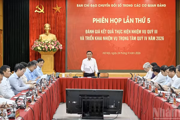 Đồng chí Trần Cẩm Tú, Ủy viên Bộ Chính trị, Thường trực Ban Bí thư phát biểu tại Phiên họp lần thứ 5 Ban Chỉ đạo Chuyển đổi số trong các cơ quan đảng. (Ảnh: THỦY NGUYÊN)