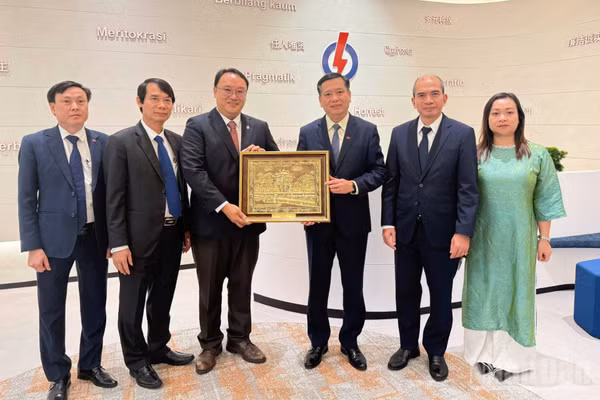 Đồng chí Nguyễn Long Hải, Ủy viên Trung ương Đảng, Phó Bí thư Thường trực Đảng ủy các cơ quan Đảng Trung ương và đoàn công tác làm việc với đại diện lãnh đạo Đảng Hành động Nhân dân Singapore. (Ảnh: ĐĂNG TIẾN)