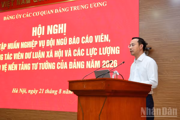 Đồng chí Nguyễn Thanh Nhàn, Phó Bí thư Đảng ủy các cơ quan Đảng Trung ương phát biểu tại hội nghị. (Ảnh: PHẠM CƯỜNG)