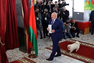 Tổng thống Belarus Alexander Lukashenko tại điểm bỏ phiếu ở Minsk ngày 26/1/2025. (Ảnh: THX/TTXVN)