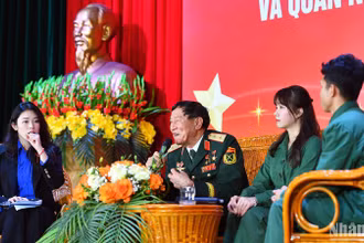 Anh hùng Phạm Tuân chia sẻ những kỷ niệm về thời gian trong quân ngũ.