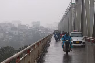 Khu vực Hà Nội sáng và đêm có mưa nhỏ, mưa phùn và sương mù; sáng và đêm trời lạnh. (Ảnh minh họa)