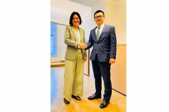 Đại sứ Vũ Lê Thái Hoàng và Đại sứ Công nghệ Áo Claudia Reinprecht.