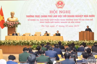 Thủ tướng Phạm Minh Chính phát biểu ý kiến chỉ đạo các bộ, ngành, doanh nghiệp nhà nước. (Ảnh: TRẦN HẢI)
