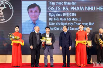 Giáo sư Phạm Như Hiệp, Giám đốc Bệnh viện Trung ương Huế trong lễ vinh danh trí thức tiêu biểu của Tổng hội Y Dược học Việt Nam.