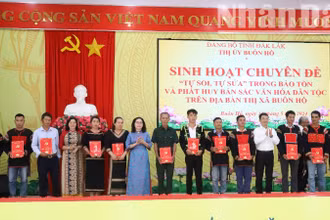 Lãnh đạo Thị ủy Buôn Hồ trao sổ tiết kiệm "Búa liềm vàng" giúp đỡ các đảng viên là người dân tộc thiểu số có hoàn cảnh khó khăn trong năm 2024.