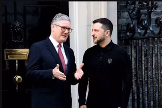 Thủ tướng Anh Keir Starmer (trái) và Tổng thống Ukraine Volodymyr Zelensky tại cuộc gặp ở London ngày 1/3/2025. (Nguồn: THX/TTXVN)