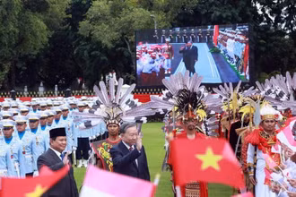 Tổng thống Indonesia Prabowo Subianto chủ trì Lễ đón Tổng Bí thư Tô Lâm tại Phủ Tổng thống ở Thủ đô Jakarta. (Ảnh: Thống Nhất/TTXVN)