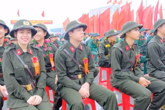Nữ tân binh Lê Oanh Diễm Quỳnh ở xã Hiền Thành, huyện Vĩnh Linh cùng đồng đội trong ngày hội giao nhận quân.