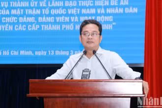 Đồng chí Phạm Minh Tuấn, Phó Chủ tịch Ủy ban Mặt trận Tổ quốc Việt Nam Thành phố Hồ Chí Minh phát biểu tại Hội nghị. 