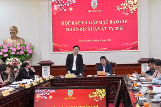Thứ trưởng Tư pháp Nguyễn Thanh Tịnh chủ trì họp báo cung cấp thông tin với phóng viên các cơ quan báo chí. (Ảnh: CTV)