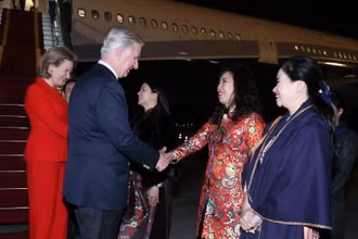 Đại biểu đón Nhà vua Bỉ Philippe và Hoàng hậu Mathilde tại sân bay quốc tế Nội Bài. (Ảnh: An Đăng/TTXVN)