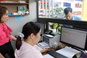 Hộ kinh doanh có doanh thu 1 tỉ đồng/năm phải sử dụng hóa đơn điện tử. (Ảnh minh hoạ. Nguồn: TTXVN)