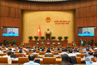 Quốc hội làm việc tại Hội trường nghe Tờ trình dự thảo Nghị quyết của Quốc hội sửa đổi, bổ sung một số điều của Hiến pháp năm 2013. (Ảnh: BÙI GIANG)