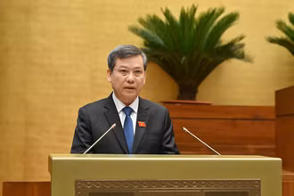 Chánh án Tòa án nhân dân tối cao Lê Minh Trí trình bày Tờ trình Dự án Luật sửa đổi, bổ sung một số điều của Bộ luật Tố tụng dân sự, Luật Tố tụng hành chính, Luật Tư pháp người chưa thành niên, Luật Phá sản và Luật Hòa giải, đối thoại tại tòa án. (Ảnh: THỦY NGUYÊN)