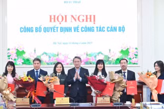 Bộ trưởng Tư pháp Nguyễn Hải Ninh trao quyết định điều động, bổ nhiệm công chức lãnh đạo một số đơn vị. (Ảnh: PHƯƠNG MAI)