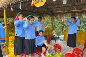 Các cô gái Sán Chỉ chuẩn bị trang phục vào hội.