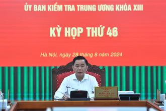 Đồng chí Trần Cẩm Tú, Ủy viên Bộ Chính trị, Bí thư Trung ương Đảng, Chủ nhiệm Ủy ban Kiểm tra Trung ương chủ trì Kỳ họp thứ 46 của Ủy ban Kiểm tra Trung ương Đảng. (Ảnh: ĐĂNG KHOA)