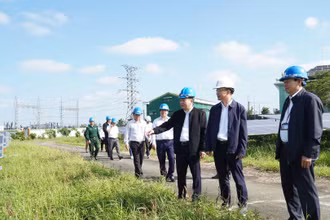 Lãnh đạo tỉnh Đắk Nông thực tế quá trình vận hành Nhà máy Điện mặt trời Cư Jút.