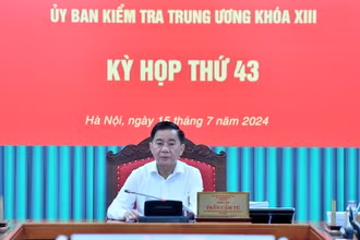 Đồng chí Trần Cẩm Tú, Ủy viên Bộ Chính trị, Bí thư Trung ương Đảng, Chủ nhiệm Ủy ban Kiểm tra Trung ương chủ trì Kỳ họp thứ 43. 