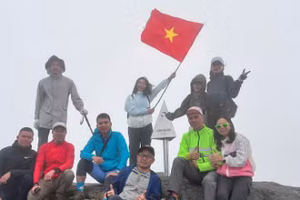 Đỉnh Chu Va 12 cao 2.751 m.