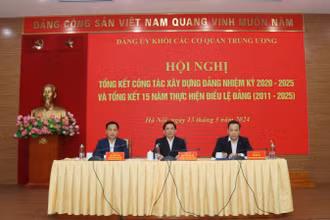 Các đồng chí chủ trì hội nghị.