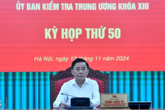 Đồng chí Trần Cẩm Tú, Ủy viên Bộ Chính trị, Thường trực Ban Bí thư, Chủ nhiệm Ủy ban Kiểm tra Trung ương chủ trì Kỳ họp thứ 50 của Ủy ban Kiểm tra Trung ương. (Ảnh: ĐĂNG KHOA)