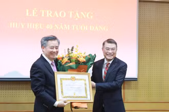 Đồng chí Lê Minh Hưng trao tặng Huy hiệu 40 năm tuổi đảng và chúc mừng đồng chí Nguyễn Quang Dương.