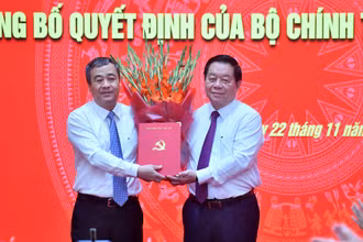 Đồng chí Nguyễn Trọng Nghĩa, Ủy viên Bộ Chính trị, Bí thư Trung ương Đảng, Trưởng ban Tuyên giáo Trung ương trao Quyết định và chúc mừng đồng chí Ngô Đông Hải. (Ảnh: ĐĂNG KHOA)