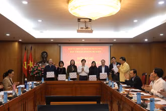 Trưởng Ban Chỉ đạo 35 Đảng bộ Khối Nguyễn Quang Trường trao quà cảm ơn các đồng chí thôi tham gia Tổ thư ký Ban Chỉ đạo 35 Đảng bộ Khối.