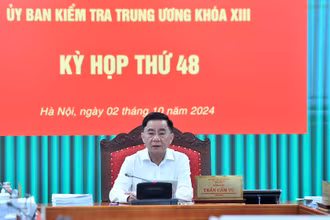 Đồng chí Trần Cẩm Tú, Ủy viên Bộ Chính trị, Bí thư Trung ương Đảng, Chủ nhiệm Ủy ban Kiểm tra Trung ương chủ trì Kỳ họp thứ 48 . Ảnh: ĐĂNG KHOA