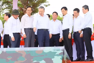 Tổng Bí thư Tô Lâm nghe báo cáo về quy hoạch Nhà máy điện hạt nhân Ninh Thuận. (Ảnh: VĂN NỶ)
