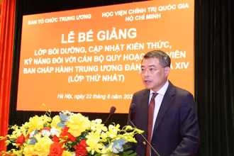 Đồng chí Lê Minh Hưng, Ủy viên Bộ Chính trị, Bí thư Trung ương Đảng, Trưởng ban Tổ chức Trung ương, Trưởng Ban Chỉ đạo lớp học phát biểu ý kiến tại Lễ bế giảng.