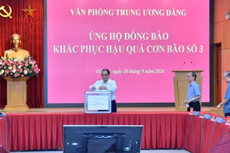 Nguyên Tổng Bí thư Nông Đức Mạnh và các đồng chí nguyên lãnh đạo Đảng, Nhà nước tham gia phát động và chia sẻ khó khăn với đồng bào. (Ảnh: ĐĂNG KHOA)
